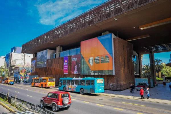 SANTIAGO, CHILE - 16 DE OCTUBRE DE 2018: Tráfico frente a la construcción de un edificio metálico en honor a Gabriela Mistral en Santiago de Chile, el poeta ganó el Premio Nobel de Literatura en 1945 — Foto de Stock