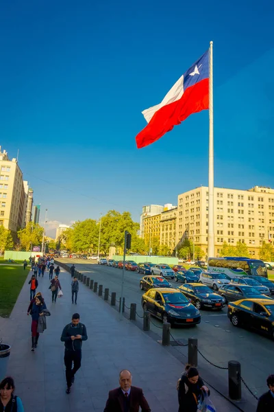 Santiago, Şili - 13 Eylül 2018: Açık insanlar sokaklarda, Santiago de Chile bölgesindeki ahuge Şili bayrağı sallayarak ile yer alan Plaza de Armas meydanına yakın bakış — Stok fotoğraf