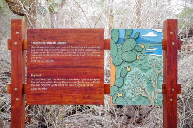 Puerto Ayora, Galapagos, Ekvator - 25 Kasım 2018: Isabela Adası'nda trail Bay bilgilendirici ahşap işareti açık görüş. Galapagos Adaları