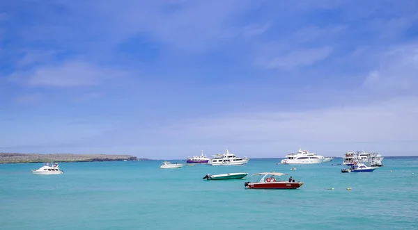 San Cristobal, Galapagos, Ecuador, 25 November 2018: Boot in de haven van San Cristobal op de Galapagos eilanden in Ecuador — Stockfoto