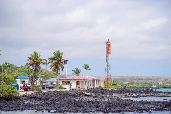 San Cristobal, Galapagos, Ecuador - 25 novembre 2018: Vista esterna della casa con un'antenna situata di fronte, in uno splendido paesaggio tropicale delle Galapagos Sea View — Foto Stock