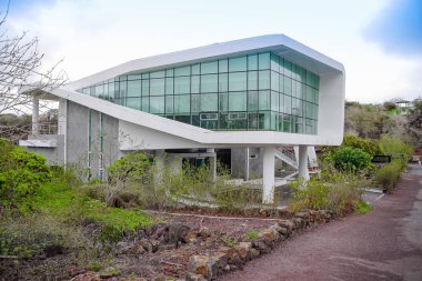 Galapagos, Ekvador - Kasım, 11 2018: modern inşaat yenilenebilir enerji merkezinin açık görünüm Galapagos Adaları içinde yer alan ve bir dünyada daha ekolojik olarak kabul