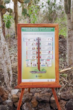 Galapagos, Ekvador - Kasım, 11 2018: açık görünümünü Galapagos milli park ve deniz rezervi Galapagos Adaları, Güney Amerika kurallarında ziyaret bilgilendirici işareti