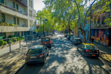 Santiago, Şili - 13 Eylül 2018: Chile Santiago muhteşem güzel bir güneşli gün sırasında caddenin bir ekolojik alanı altında bir yana, üst üste Park bazı arabalar