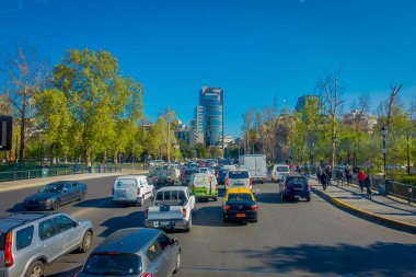 Santiago, Şili - 13 Eylül 2018: Trafik merkezi Santiago sokaklarında açık bakış. Şili, Güney Amerika