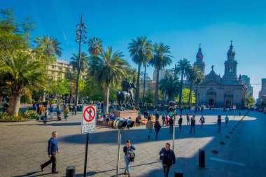 Santiago, Şili - 13 Eylül 2018: Plaza de Armas Santiago Metropolitan katedral önünde insanlar. Şehrin tarihi binalarla çevrili ana sguare bu