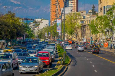 Santiago De Chile, Şili - 16 Ekim 2018: Arabalar trafikte Las Condes bölgesinde reçel. Saatinde en kötü trafik ile dünyanın en iyi şehirlerinden şehir arasındadır