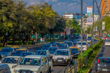 Santiago De Chile, Şili - 16 Ekim 2018: Arabalar trafikte Las Condes bölgesinde reçel. Saatinde en kötü trafik ile dünyanın en iyi şehirlerinden şehir arasındadır