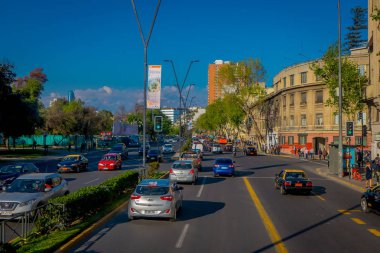 Santiago De Chile, Şili - 16 Ekim 2018: Arabalar trafikte Las Condes bölgesinde reçel. Saatinde en kötü trafik ile dünyanın en iyi şehirlerinden şehir arasındadır