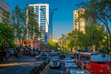 Santiago De Chile, Şili - 16 Ekim 2018: Arabalar trafikte Las Condes bölgesinde reçel. Saatinde en kötü trafik ile dünyanın en iyi şehirlerinden şehir arasındadır