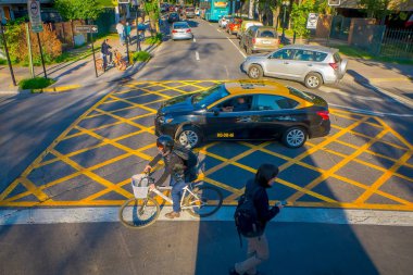 Santiago De Chile, Şili - 16 Ekim 2018: zebra kullanan kişiler görünümünü Santiago de Chile şehir sokaklarında trafik ile çapraz
