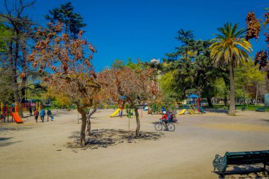 Santiago, Şili - 17 Eylül 2018: Santiago, Şili'nin başkenti Forestal Parkı kumlu parkta yürüyüş Tanımlanamayan kişi