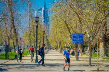 Santiago, Şili - 13 Eylül 2018: bisiklet ve Santiago, Şili'nin başkenti bulunan Forestal Park rahatlamak için güneşli bir günde yürüyüş tanımlanamayan turist