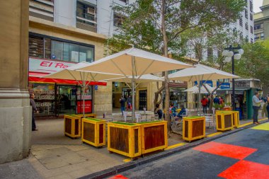 Santiago, Şili - 14 Eylül 2018: Kalabalık Armas Meydanı Santiago, Chile Santiago Merkez üssünde bulunan Plaza de las adlı turistik sokakta yürüyen insan