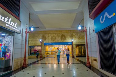 Santiago, Şili - 14 Eylül 2018: Santiago, Chile şehrinde bir alışveriş merkezi içinde yürüyüş tanımlanamayan çiftin kapalı görünüm