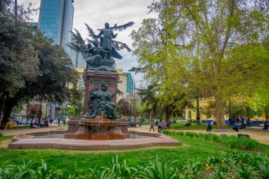 Santiago, Şili - 16 Ekim 2018: Bronz heykeli Benjam n Vicu bir Mackenna, Şilili yazar, tarihçi ve siyasetçi, Mackenna Plaza, Santiago