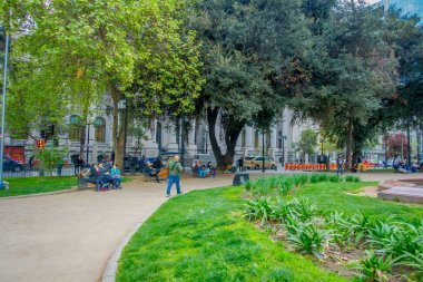 Santiago, Şili - 16 Ekim 2018: insanlar Benjam Vicuna Mackenna, Şilili yazar, gazeteci, tarihçi ve politikacı, bronz heykeli yakın yürüyüş Mackenna Plaza, Santiago