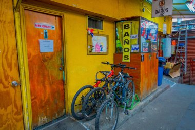 Santiago, Şili - 14 Eylül 2018: Santiago şehir merkezinin sokaklarında genel banyo dışında Park açık Terasımdan Bisiklet
