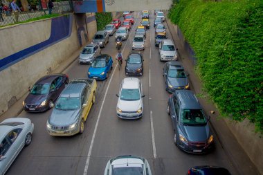 Santiago, Şili - 14 Eylül 2018: Chile Santiago sokaklarında bulunan trafikte araçların görünümünün üst