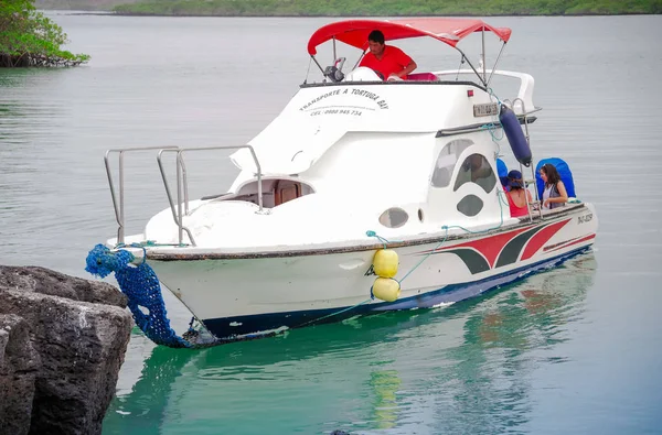 サン ・ クリストバル、ガラパゴス、エクアドル 2018 年 11 月 25 日: 屋外観ツーリスト ボート ガラパゴス諸島サンクリストバルの港で — ストック写真