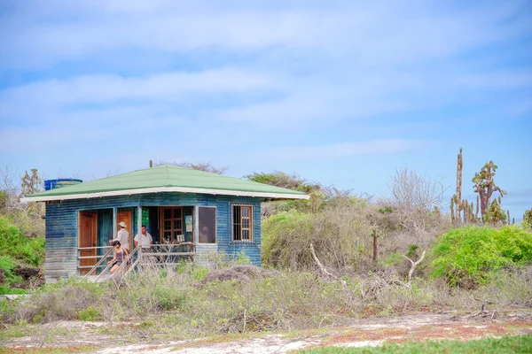 GALAPAGOS, ÉQUATEUR - 11 NOVEMBRE 2018 : Vue extérieure de la cabane en bois pour une enquête située dans les îles Galapagos entourant la végétation naturelle — Photo