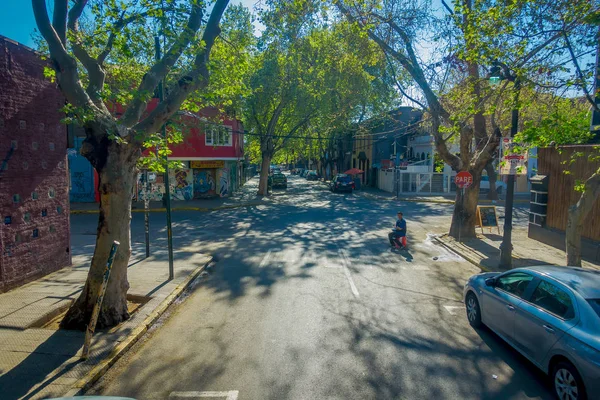 SANTIAGO, CHILE - SETEMBRO 13, 2018: Carros estacionados em um lado sob uma rua ecológica cercada de plantas durante lindo dia ensolarado em Santiago do Chile — Fotografia de Stock