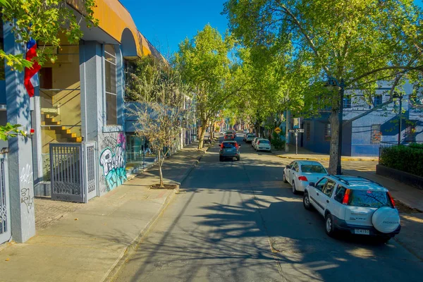 SANTIAGO, CHILE - 13 DE SEPTIEMBRE DE 2018: Vista exterior de los coches estacionados a un lado de la calle en Santiago de Chile, cerca de algunos árboles verdes —  Fotos de Stock