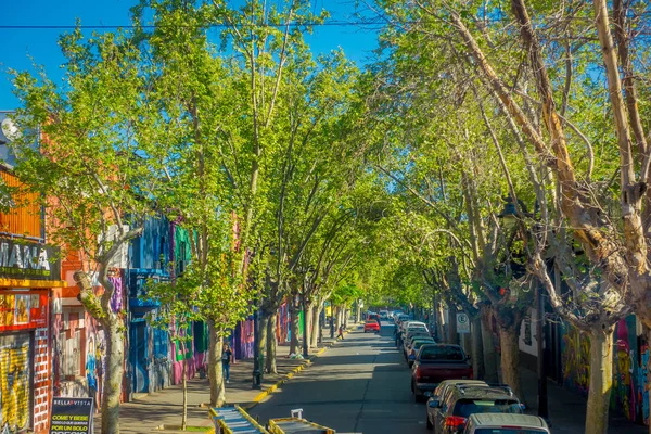 SANTIAGO, CHILE - 13 DE SEPTIEMBRE DE 2018: Vista exterior de los coches estacionados a un lado de la calle en Santiago de Chile, cerca de algunos árboles verdes — Foto de Stock