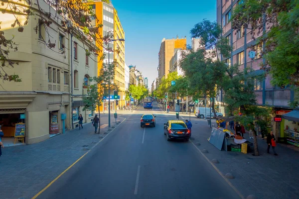 Santiago, Chile - 13 September 2018: Utomhus Visa vägtrafiken genom gatorna i centrala Santiago. Chile, Sydamerika — Stockfoto