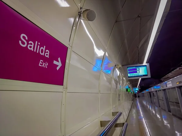 SANTIAGO, CHILE - 14 DE SEPTIEMBRE DE 2018: Vista interior de señal informativa de salida ubicada en muro dentro de la estación de metro de Santiago de Chile —  Fotos de Stock