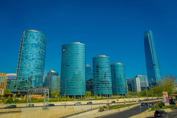 SANTIAGO, CHILE - OUTUBRO 16, 2018: Vista panorâmica dos distritos de Providencia e Las Condes com arranha-céus do Centro Costanera, Torre de Titânio e Cordilheira Los Andes, Santiago do Chile — Fotografia de Stock