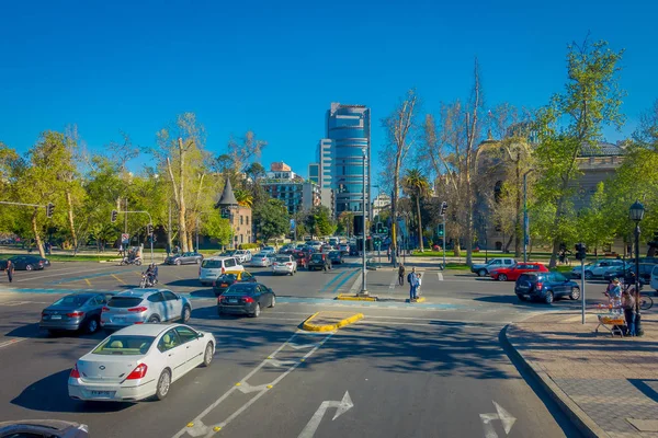 Σαντιάγκο, Χιλή - 13 Σεπτεμβρίου 2018: Εξωτερική άποψη της οδικής κυκλοφορίας μέσα από δρόμους στο κέντρο του Σαντιάγο. Χιλή, Νότια Αμερική — Φωτογραφία Αρχείου