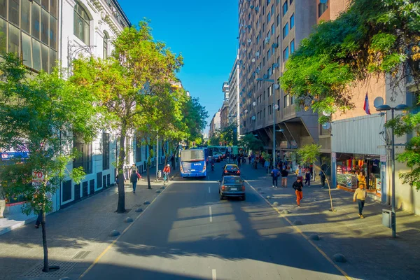Santiago, Chile - 13 září 2018: Venkovní pohled silničního provozu ulicemi v centru Santiaga. Chile, Jižní Amerika — Stock fotografie