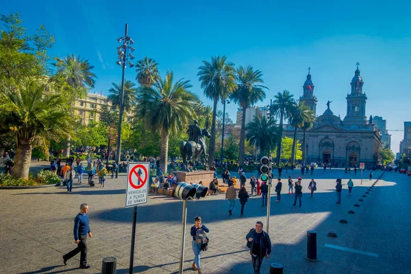 SANTIAGO, CHILE - 13 DE SEPTIEMBRE DE 2018: Gente en la Plaza de Armas frente a la Catedral Metropolitana de Santiago. Este es el principal sguare de la ciudad, rodeado de edificios históricos — Foto de Stock