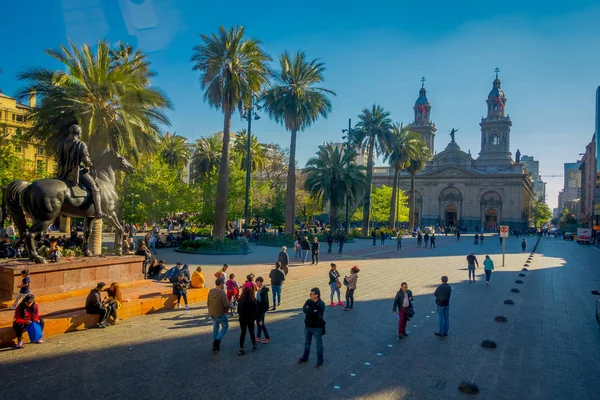 SANTIAGO, CHILE - 13 SEPTEMBRIE 2018: Oameni pe Plaza de Armas în fața Catedralei Mitropolitane din Santiago. Aceasta este principala sguare a orașului, înconjurată de clădiri istorice. — Fotografie, imagine de stoc
