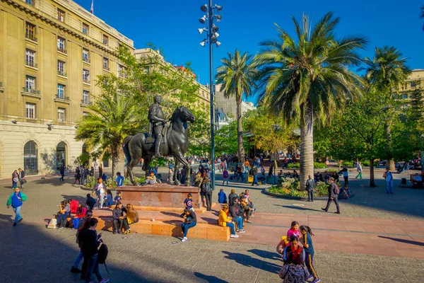 Santiago, Chile - 13 September 2018: Oidentifierade människor gå i torget av Plaza de Armas ligger i Santiago de Chile — Stockfoto