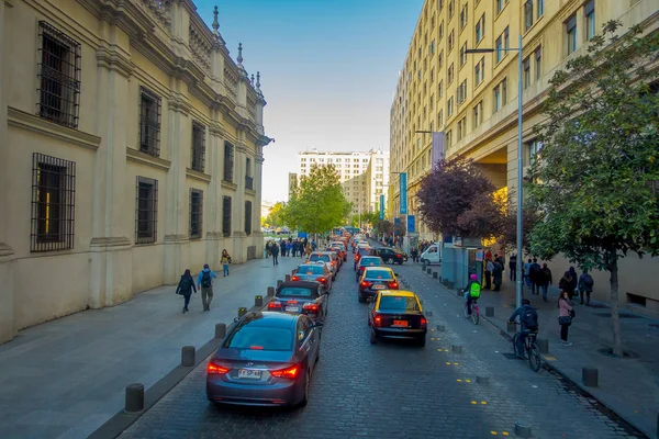 SANTIAGO, CHILE - 13 DE SEPTIEMBRE DE 2018: Vista exterior de personas caminando por la acera de la plaza de Armas ubicada en Santiago de Chile —  Fotos de Stock