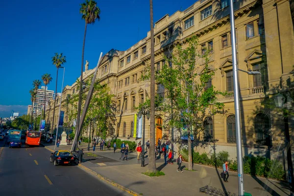 SANTIAGO, CHILE - SETEMBRO 13, 2018: Vista ao ar livre de pessoas não identificadas andando na calçada perto de um enorme edifício de centro cultural em Santiago. Chile, América do Sul — Fotografia de Stock