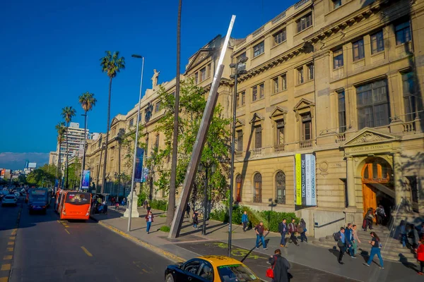 SANTIAGO, CHILE - 13 DE SEPTIEMBRE DE 2018: Vista al aire libre de personas no identificadas caminando por la acera cerca de un enorme edificio del centro cultural de Santiago. Chile, América del Sur —  Fotos de Stock