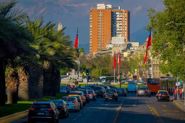 SANTIAGO DE CHILE, CHILE - 16 DE OCTUBRE DE 2018: Vista exterior del flujo de tráfico en las calles de Santiago. Chile, América del Sur — Foto de Stock