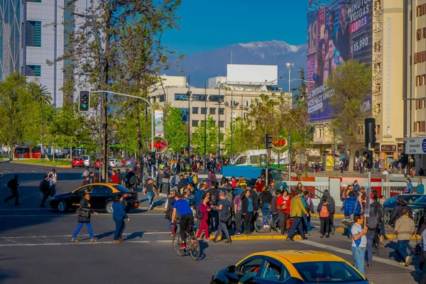SANTIAGO DE CHILE, CHILE - 16 DE OCTUBRE DE 2018: Vista exterior del flujo de tráfico en las calles de Santiago. Chile, América del Sur —  Fotos de Stock