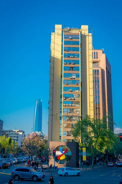 SANTIAGO DE CHILE, CHILE - 16 DE OCTUBRE DE 2018: Vista al aire libre del tráfico en las calles del centro de Santiago de Chile — Foto de Stock
