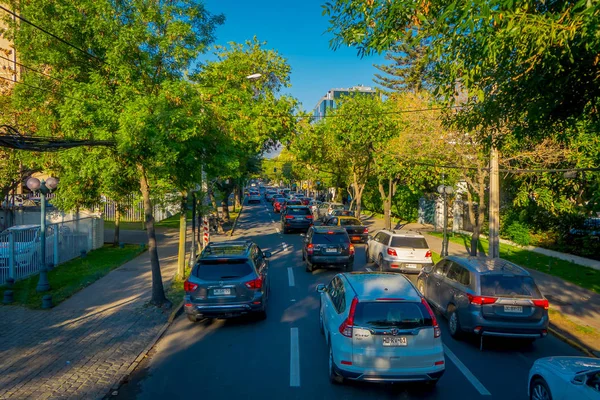 SANTIAGO DE CHILE, CHILE - 16 DE OCTUBRE DE 2018: Intenso tráfico en las calles de la ciudad de Santiago de Chile —  Fotos de Stock