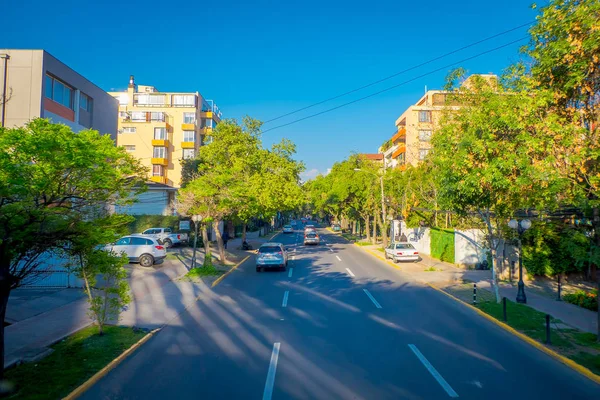 SANTIAGO DE CHILE, CHILE - 16 DE OCTUBRE DE 2018: Vista superior de coches en las calles de la ciudad de Santiago de Chile —  Fotos de Stock