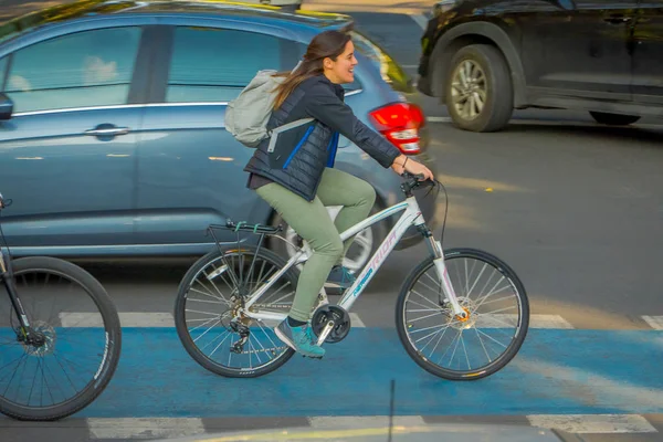 SANTIAGO, CHILI - 17 SEPTEMBRE 2018 : Vue extérieure de la femme en vélo et traversant la rue à Santiago, capitale du Chili — Photo