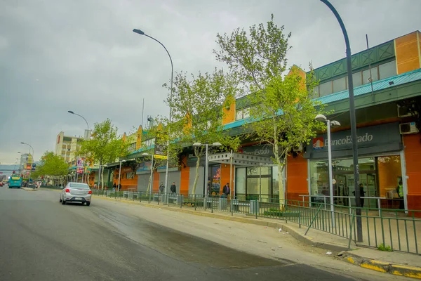 SANTIAGO, CILE - 09 OTTOBRE 2018: Persone non identificate che camminano all'ingresso della stazione degli autobus del terminal di Santiago — Foto Stock