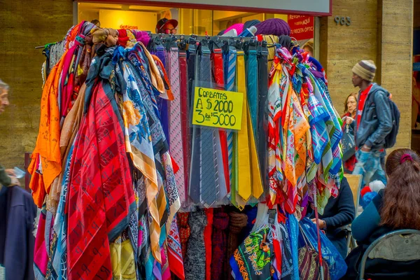 Santiago, Chili - oktober 16, 2018: Buiten uitzicht op straat winkel die verkoopt kleding in de straten van Santiago, Chili — Stockfoto
