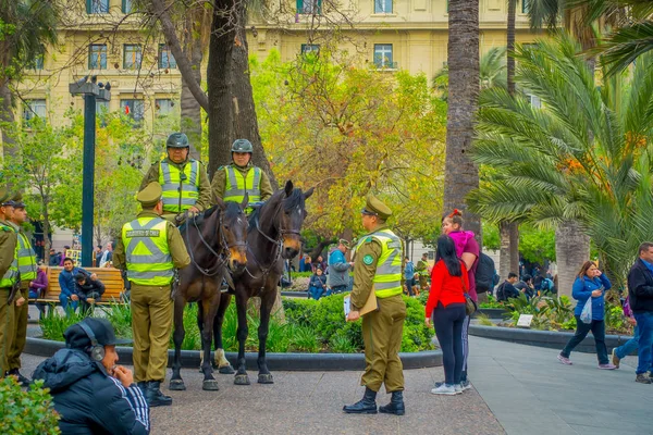 Santiago, Şili - 13 Eylül 2018: Polis açık bakış bir binicilik dowtown Şili'nin Santiago şehir içinde carabineros olarak adlandırılan