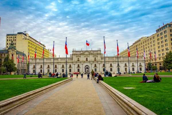 Santiago, Chile - 2018. szeptember 14.: Kültéri kilátás nyílik az emberek séta előtt Palacio de la Moneda Santiago de Chile — Stock Fotó