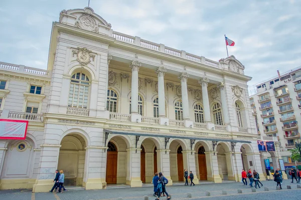 Σαντιάγκο, Χιλή - 14 Σεπτεμβρίου 2018: Εξωτερική άποψη της πρόσοψης του το Δημοτικό Θέατρο, πόλη του Σαντιάγο, πρωτεύουσα της Χιλής στη Νότια Αμερική — Φωτογραφία Αρχείου